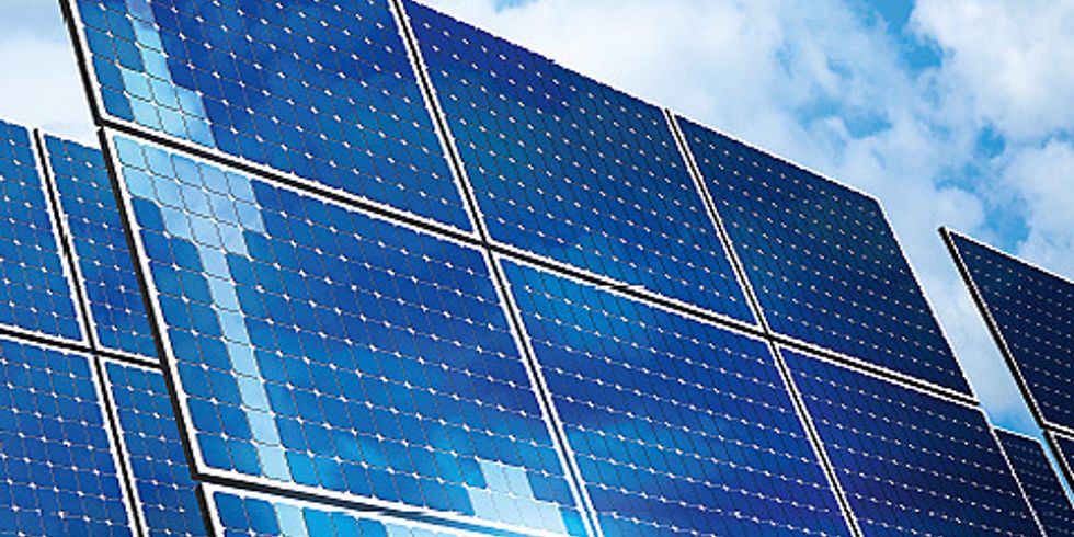 Solarmodule in die die Umrisse des Fernsehturms, des Brandenburger Tors und des Bundestags eingearbeitet sind