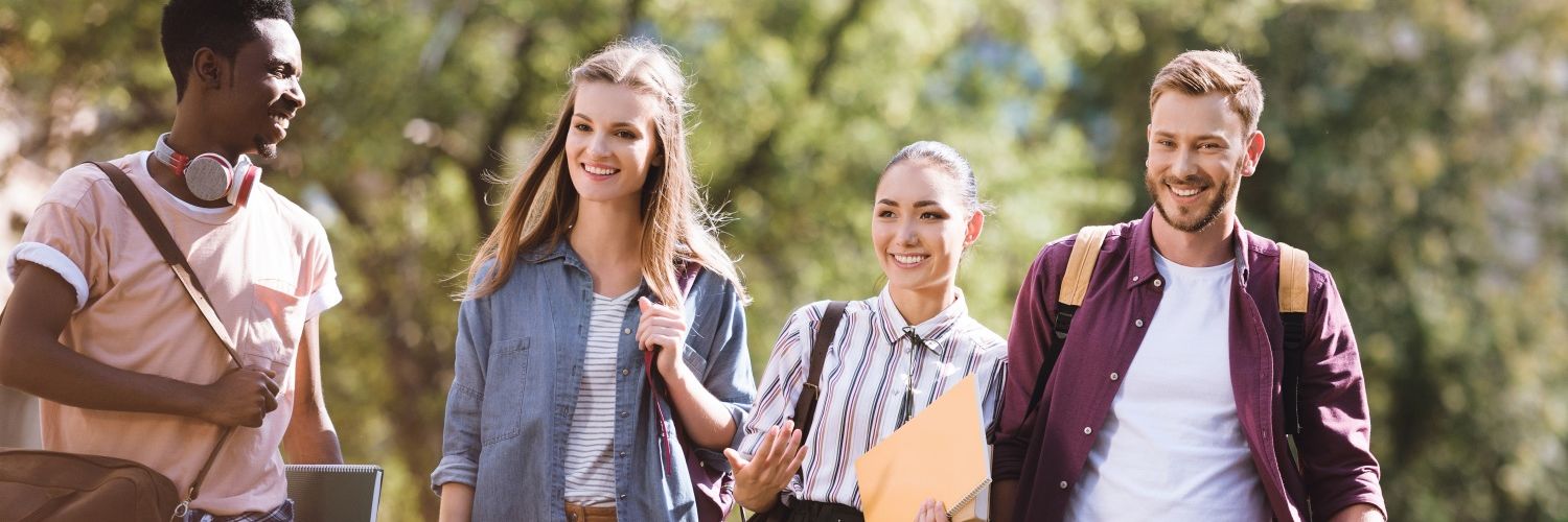 Studenten spazieren im Campus