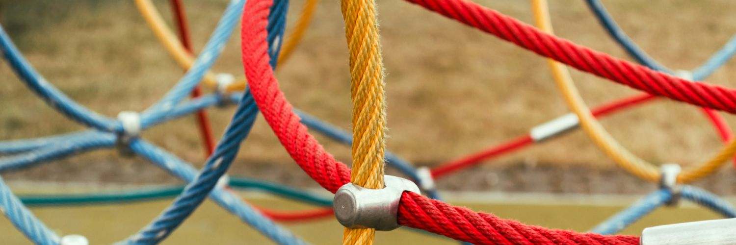 Bunte Seile auf dem Sportplatz