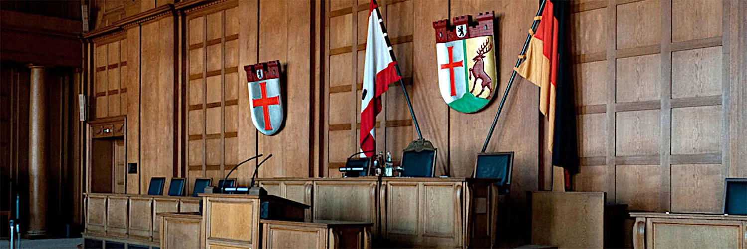 Pult im BVV-Saal im Rathaus Tempelhof-Schöneberg