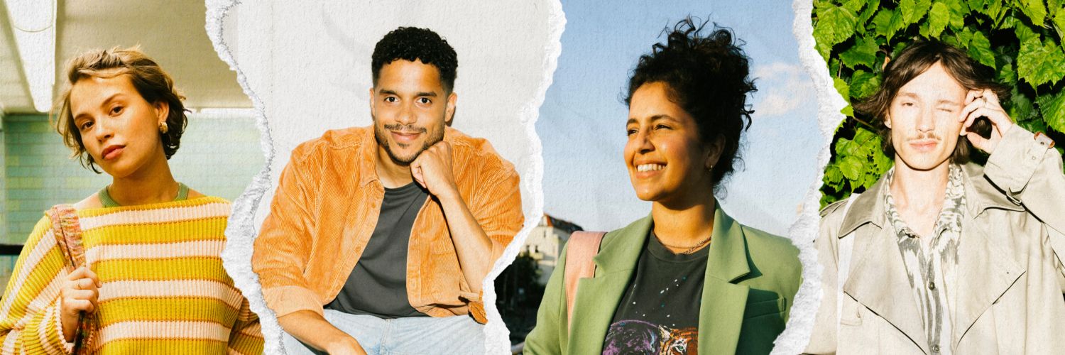 Eine Collage von vier verschiedenen Personen. Links eine Frau mit kurzen Haaren und einem gestreiften gelb-weiß-rosa Pullover, daneben ein Mann in einer orangefarbenen Jacke, eine Frau mit lockigem Haar und grünem Blazer, und rechts ein Mann im beigen Trenchcoat vor grünen Blättern.