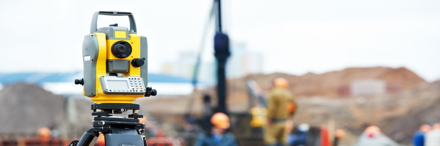 Vermessungsinstrument auf einer Baustellen