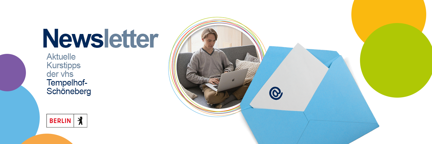 Junger Mann mit Laptop auf dem Sofa
