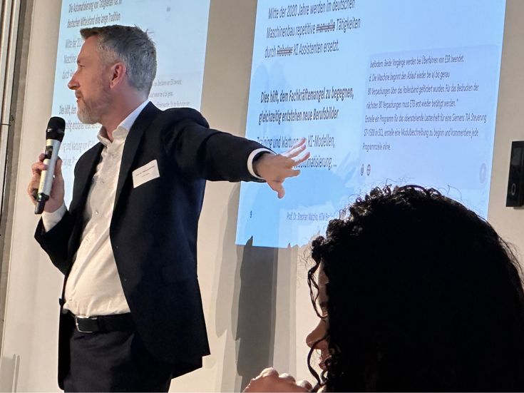 Redner vor Beamerpräsentation