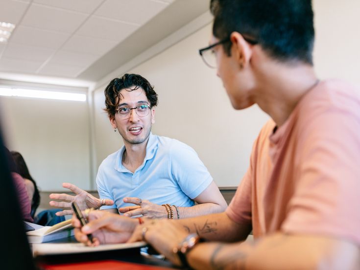 Zwei junge Männer sprechen während eines Seminars in der Universität