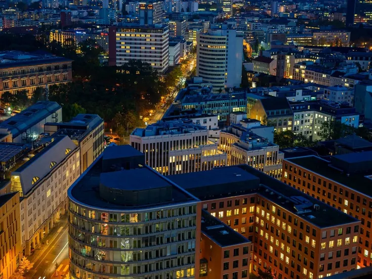 Abendlicher Blick auf die Dächer der Berliner Innenstadt