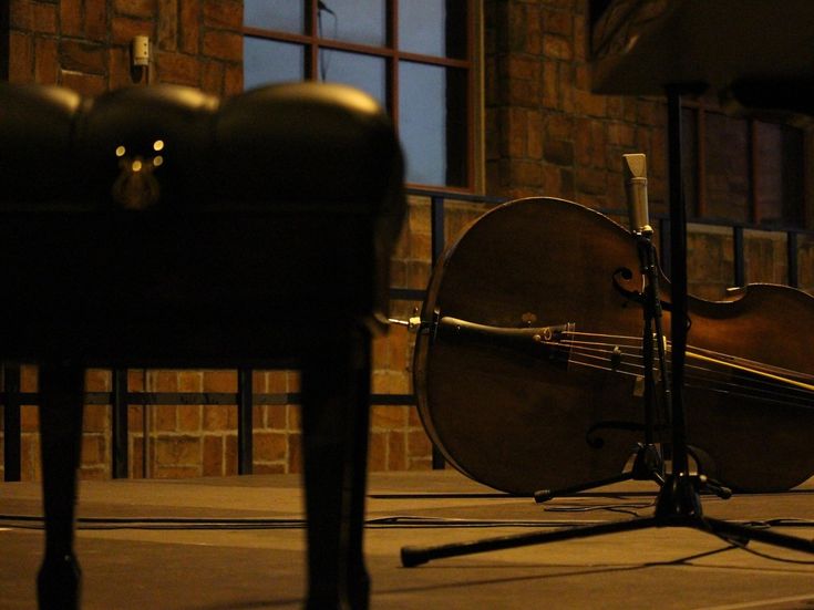 Cello und Klavierhocker