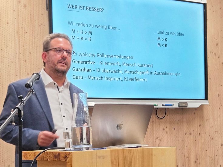 Prof. Dr. Simon Nestler referiert am Pult über KI und Menschlichkeit