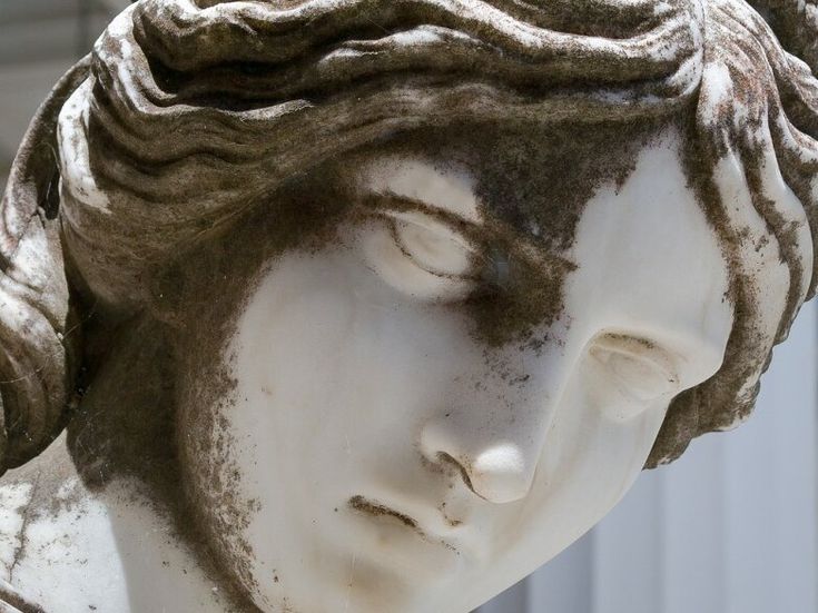 Muse Skulptur