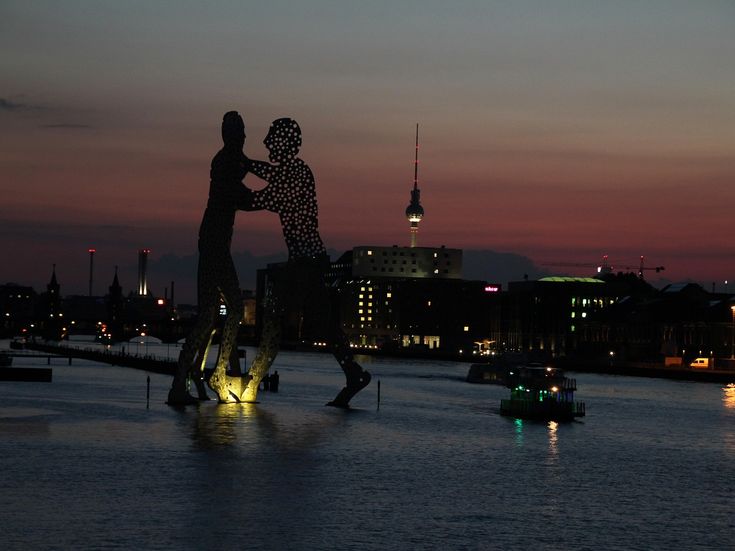 Molecule Men bei Nacht