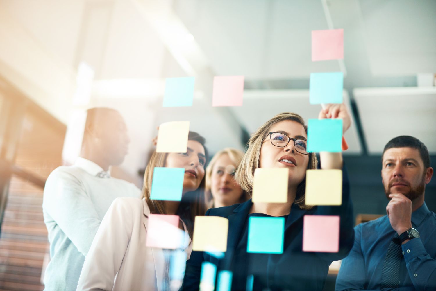 Team denkt über Innovationen nach