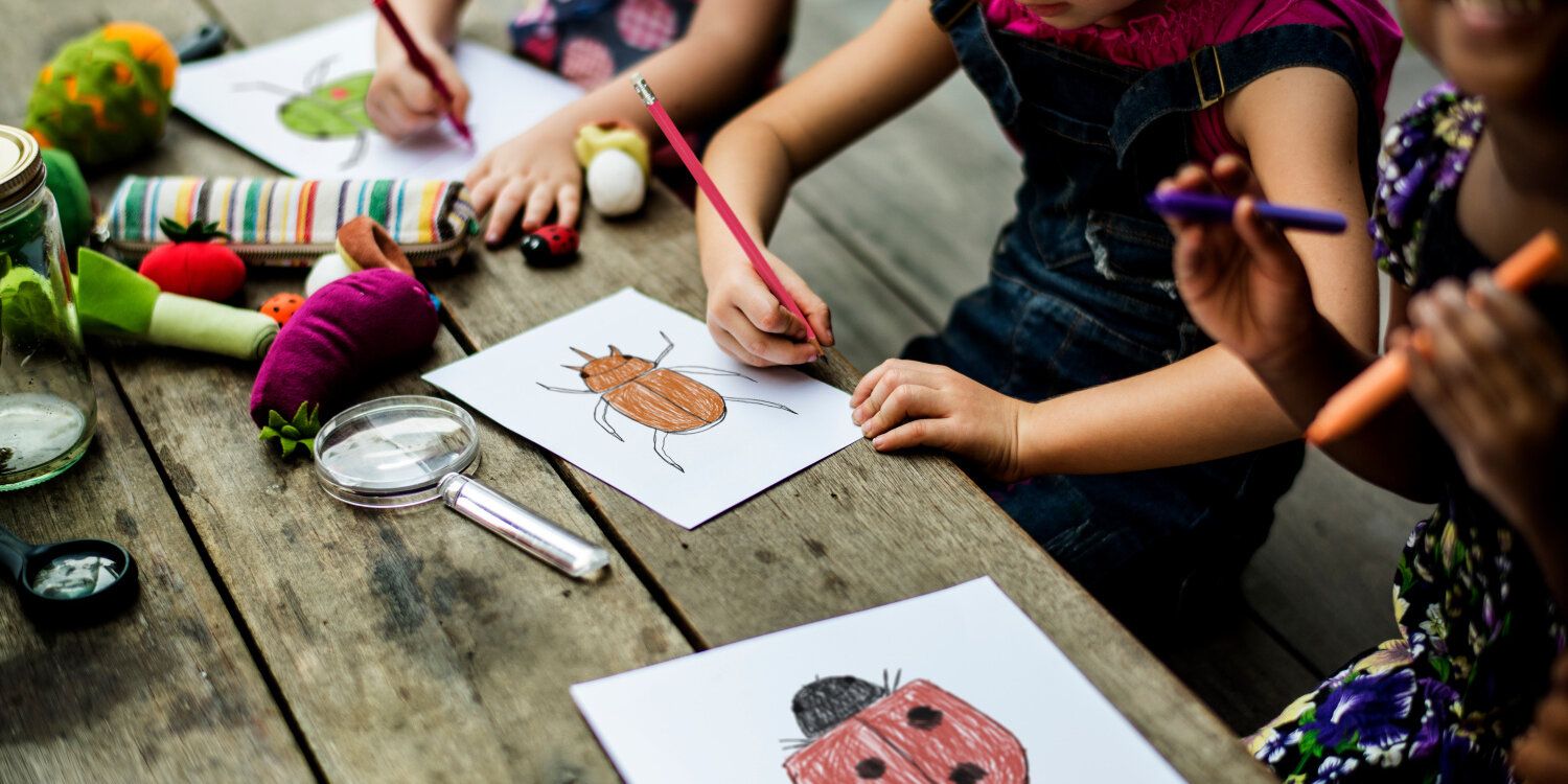 Kinder malen mit Buntstiften