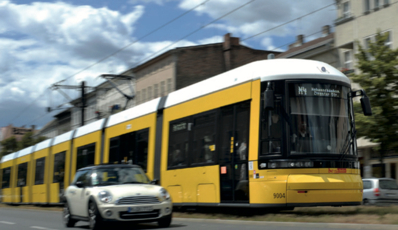 In den Fahrzeugen der neuen Niederflurgeneration ist Platz für bis zu 240 Fahrgäste (Bild: BVG/Lang)