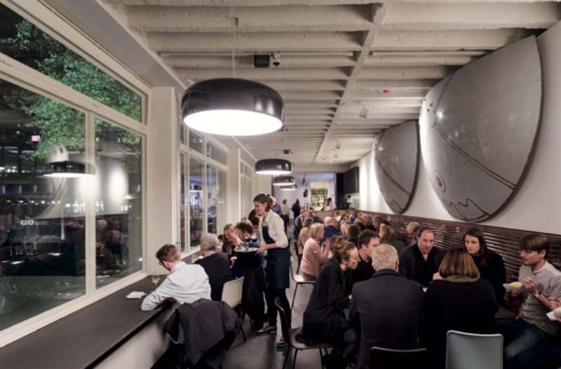 Das Café mit seiner riesigen Fensterfront (Bild: C/O Berlin, Amerika Haus, © David von Becker)