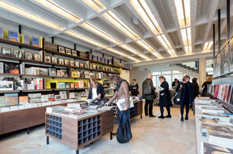 Der Bookshop wird nach dem Ausstellungsbesuch gerne aufgesucht (Bild: C/O Berlin, Amerika Haus, © David von Becker)