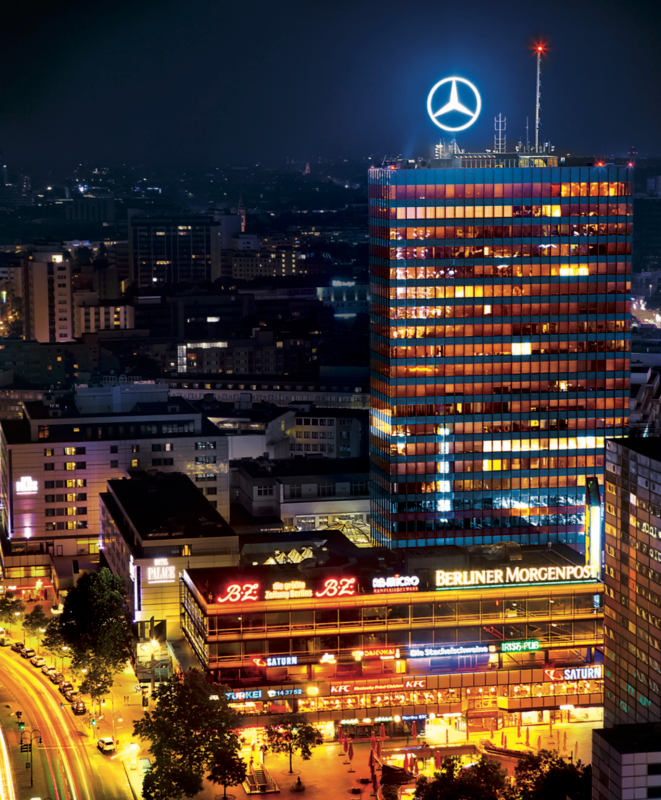 Bei Nacht strahlt das Europa-Center (Bild: Die Brandenburgs)