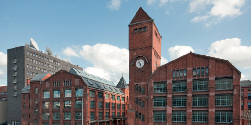 Das Gelände des Technologie-Parks Humboldthain, in der Mitte der Glockenturm des alten AEG Geländes (Bild: Technologie-Park Humboldthain e. V.)