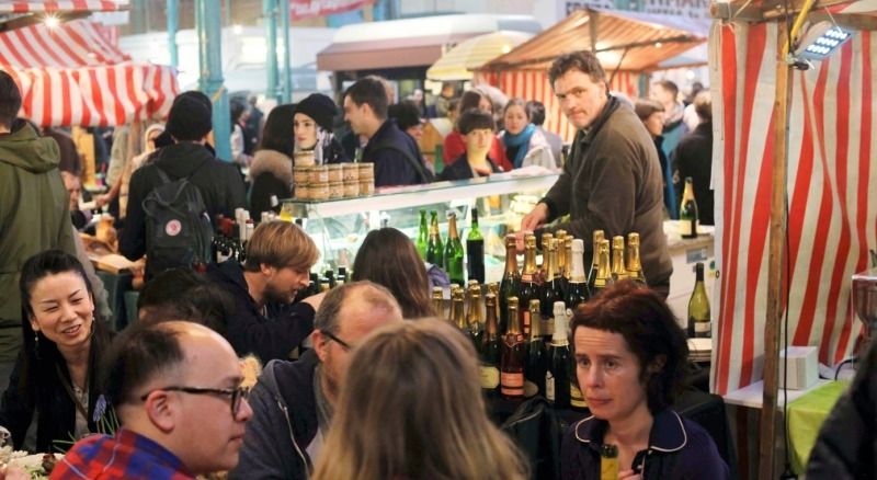 Die alten Markthallen laden nicht nur zum Einkaufen sondern auch zum Verweilen ein (Bild: Markthalle Neun)