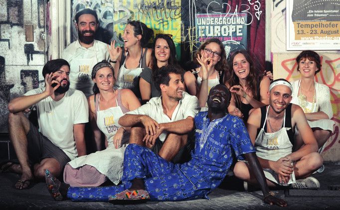 Das internationale Team von „Über den Tellerrand kochen“ (Bild: Über den Tellerrand kochen)