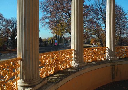 Blick vom Park auf die Glienicker Brücke