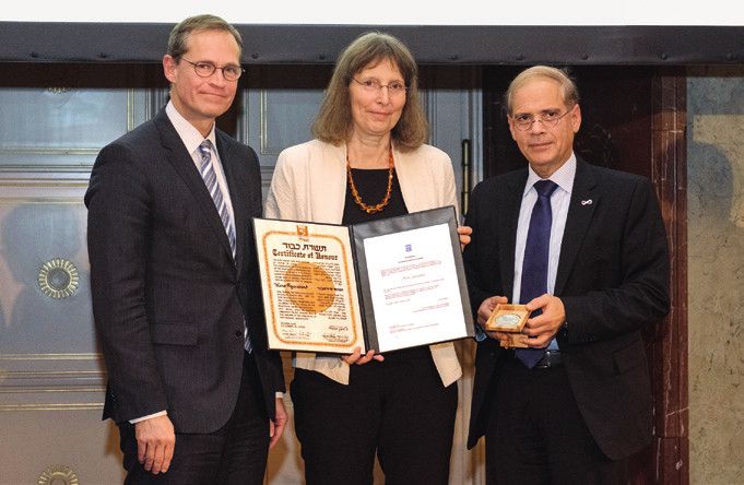 Der Regierende Bürgermeister von Berlin Michael Müller, Ursula Ahlström und der israelische Botschafter Yakov Hadas-Handelsman bei der Ehrung im Berliner Rathaus (Bild: Landesarchiv Berlin)