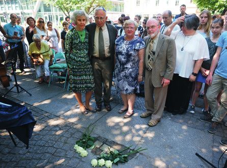 Kate (im blauen Kleid) und Henry Haas (rechts neben ihr) nach der Verlegung der Stolpersteine
