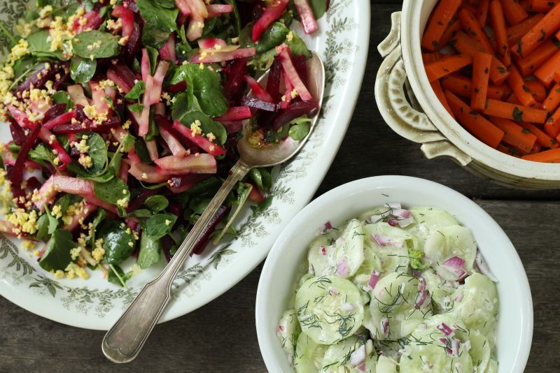 Dreierlei Gemüse: Gurkensalat (links), Rote Beete und Sellerie-Salat mit Kresse (rechts), Gelbe Rüben mit Petersilie (unten)