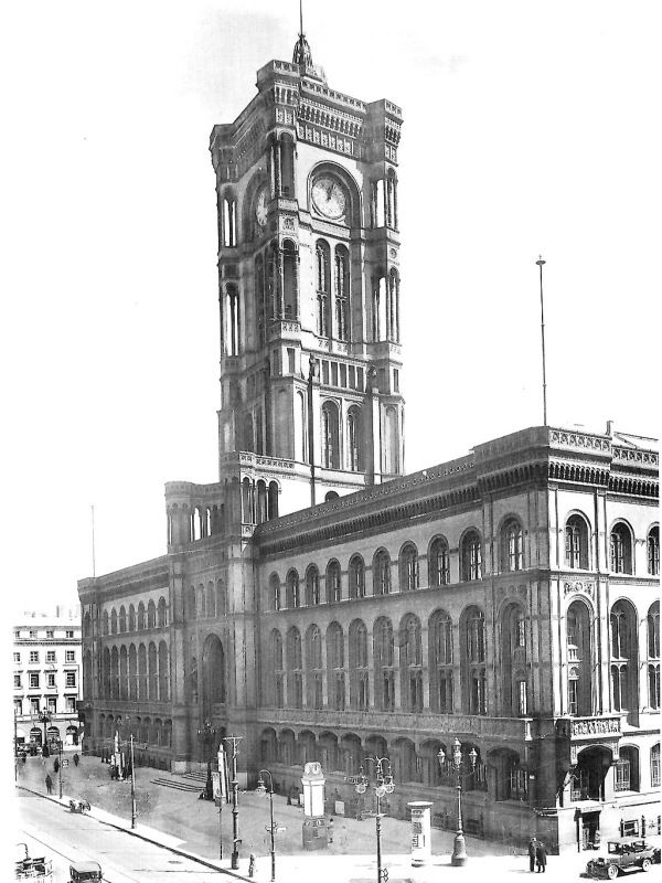 Das Rote Rathaus im historischen Zentrum von Berlin, 1925. Zentrum von Politik und Verwaltung in einer pulsierenden Metropole