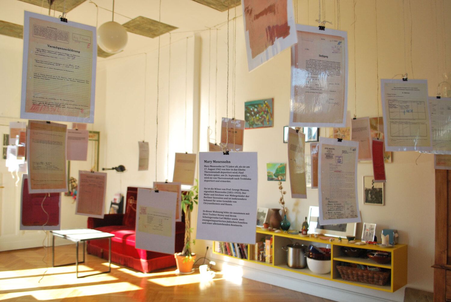Installation mit Dokumenten in der Wohnküche von Marie Rolshoven, 2016