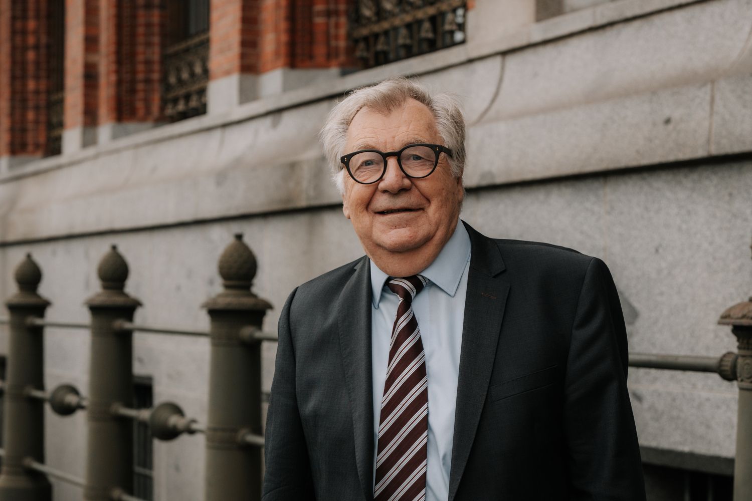 Eberhard Diepgen vor dem Roten Rathaus.