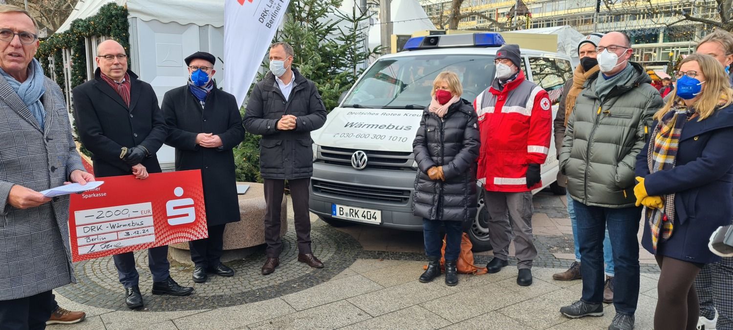 Die Sparkasse überreichte einen Scheck in Höhe von 2000 Euro für den DRK Wärmebus