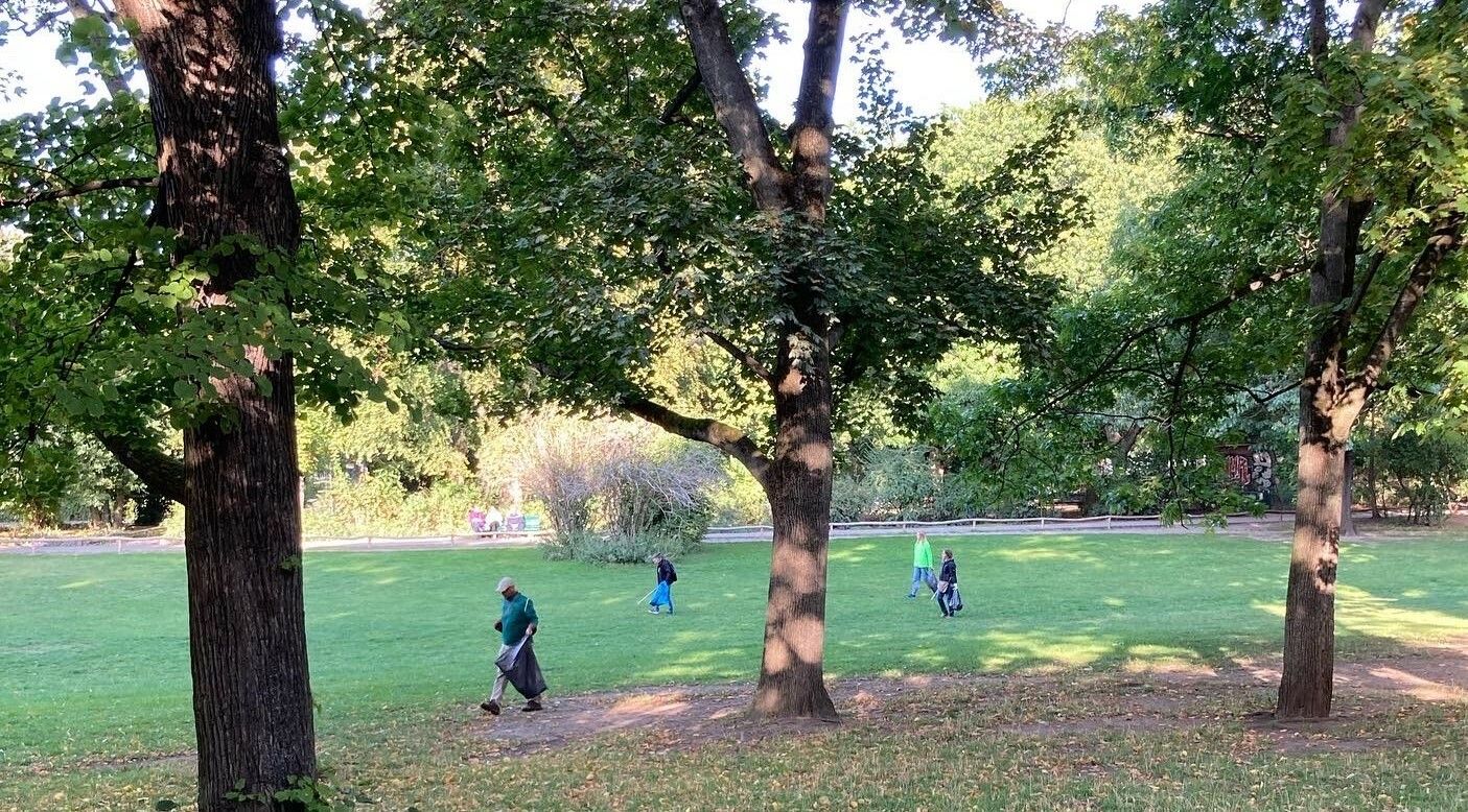 Neun Teilnehmende sammeln Müll im Volkspark.