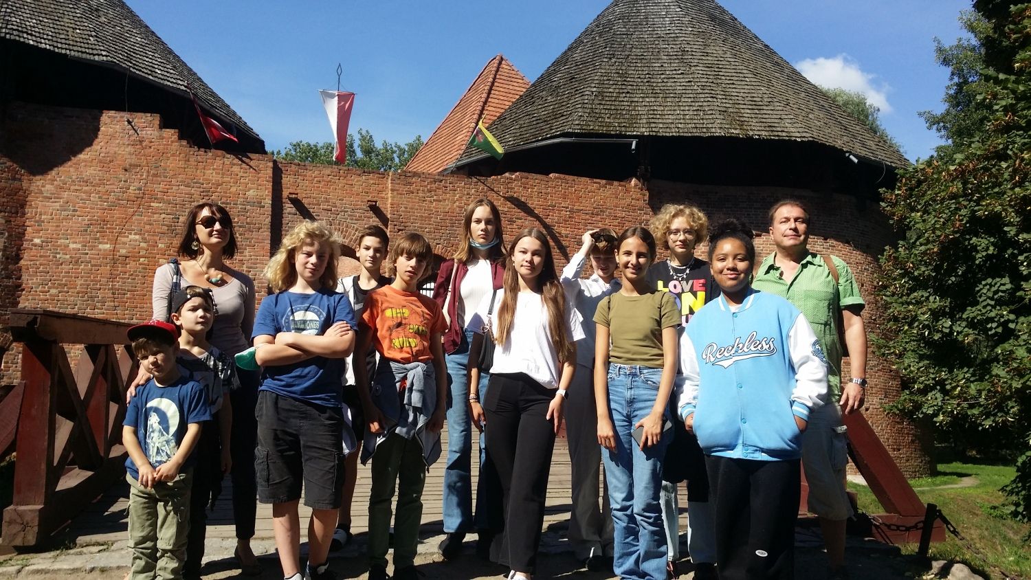 Die Delegation des KJP Charlottenburg - Wilmersdorf vor der Burg in Meseritz.