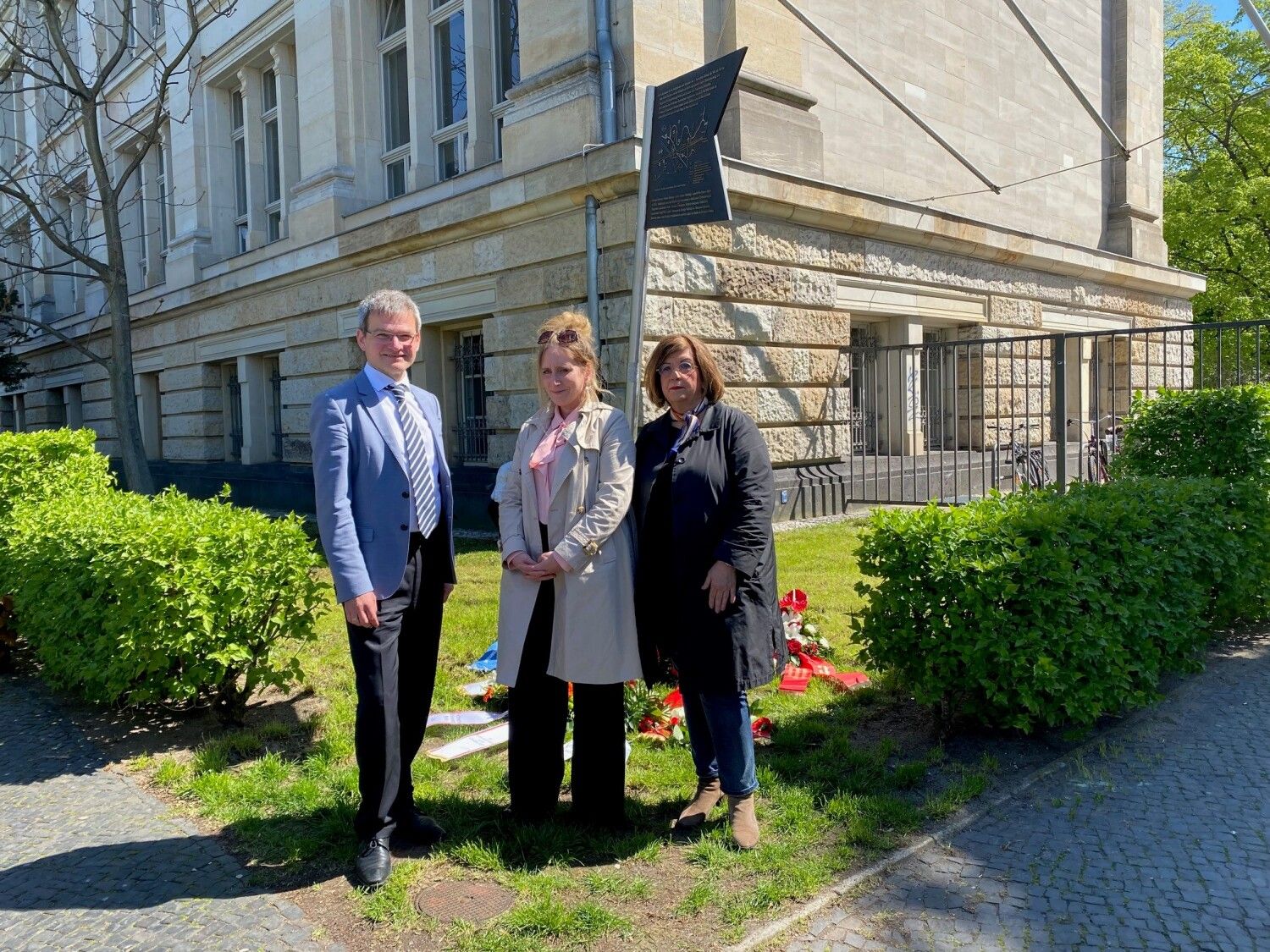 Bezirksbürgermeisterin Kirstin Bauch (mitte), BVV-Vorsteherin Judith Stückler (rechts) und der erste Vizepräsidenten der Technischen Universität (TU), Prof. Stephan Völker vor der Gedenktafel.