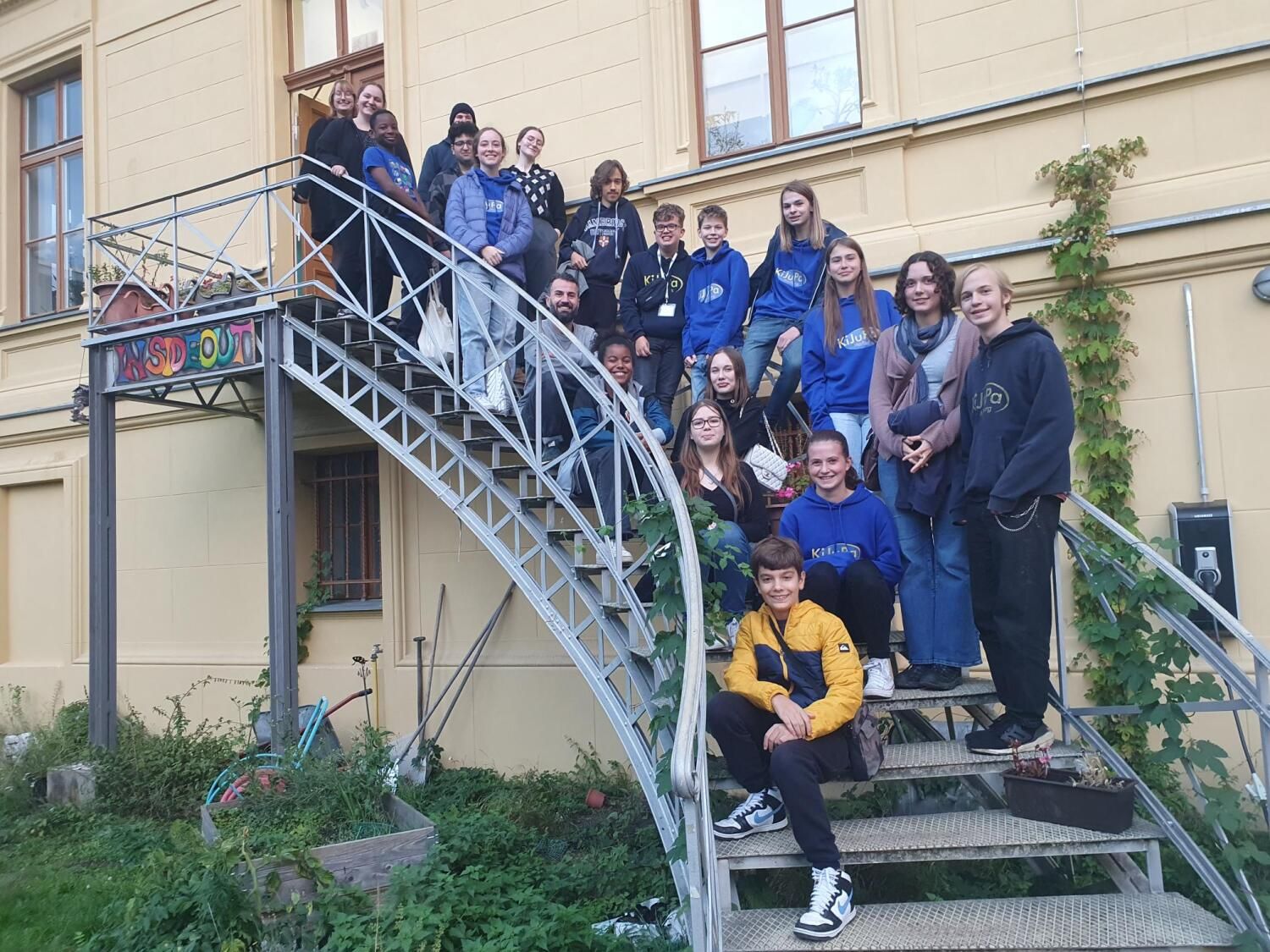 KJP CHarlottenburg-Wilmersdorf und KJP Marburg auf der Treppe des Jugendclubs