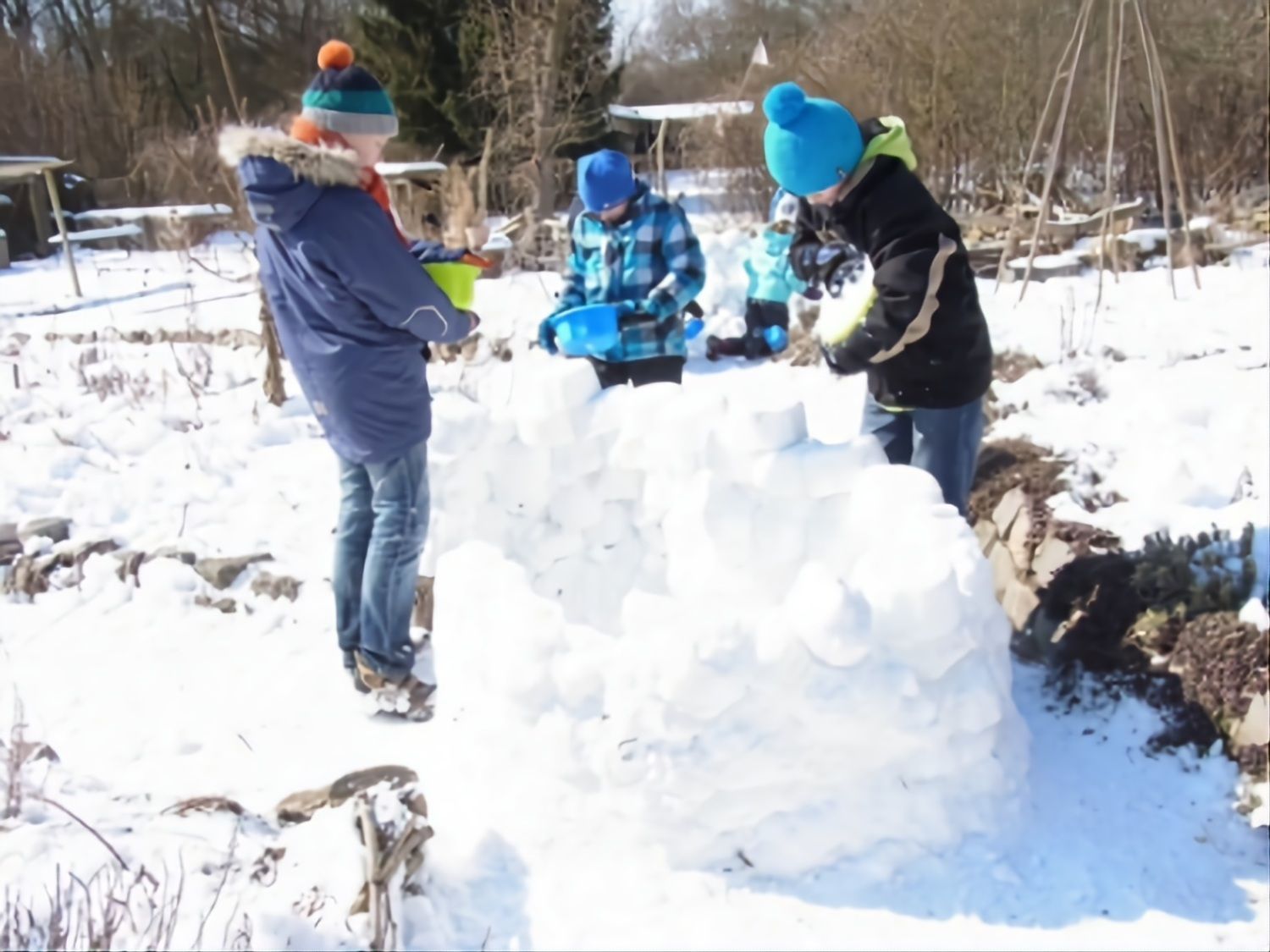Spielende Kinder im Schnee