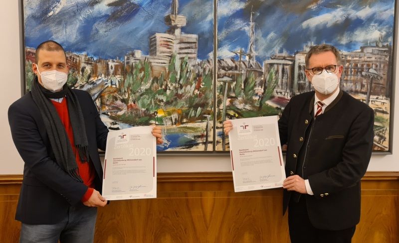 Stolz auf die Zertifizierung für den Bezirk Charlottenburg-Wilmersdorf: (v.l.) Christian Sauer, Leiter der Serviceeinheit Personal und Finanzen und Bezirksbürgermeister Reinhard Naumann.