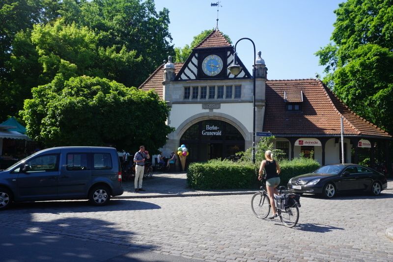 Ausgangspunkt des Kiezspaziergangs im November: der Bahnhof Grunewald.