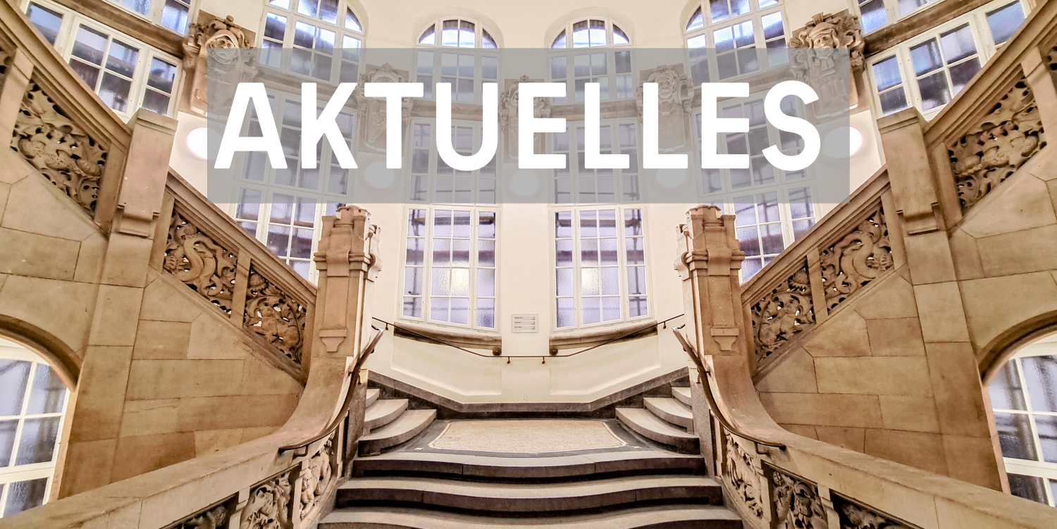 Schriftzug Aktuelles, Hintergrund Treppenhaus im Rathaus Charlottenburg