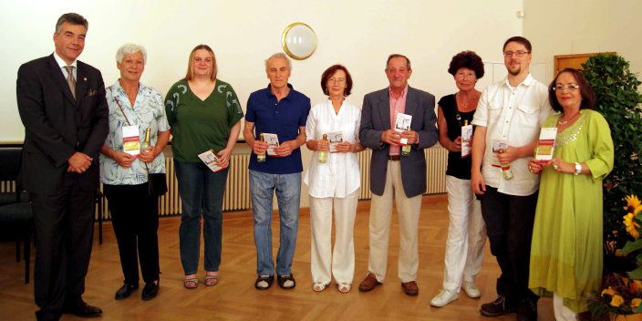 Bezirksstadtrat Carsten Engelmann (l.) und Ehrenamtskoordinatorin Carola Gündel (r) überreichen die Ehrenamtskarte an sieben von insgesamt 150 Ehrenamtlichen und sprechen ihnen Dank und Anerkennung aus. (Bild: Cornelia Bauer, Bezirksamt)