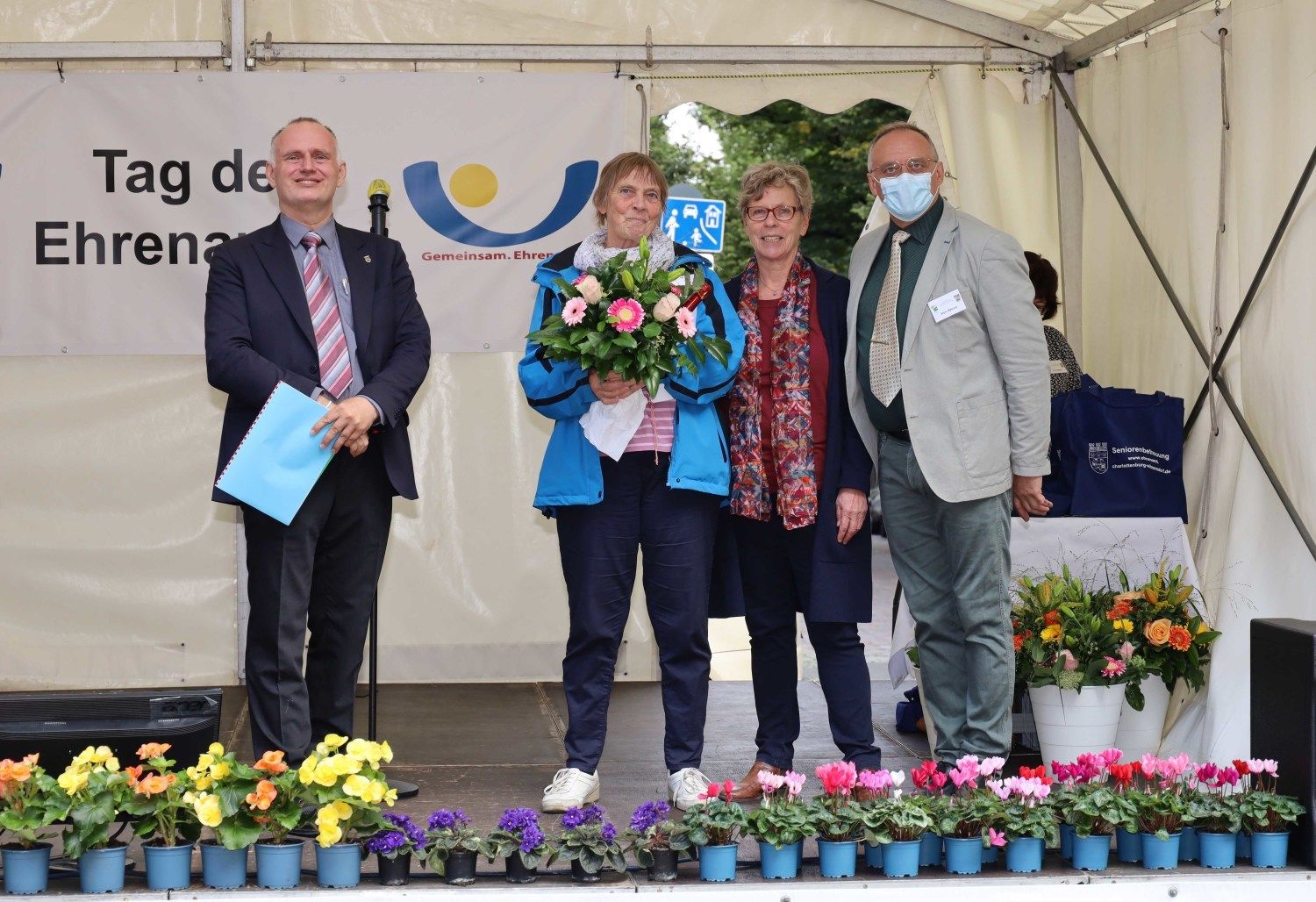 Sozialstadtrat Detlef Wagner, Ursula Lohmann (Mierendorff-Insel), BVV-Vorsteherin Anne Hansen und Uwe Weise vom Team Ehrenamt