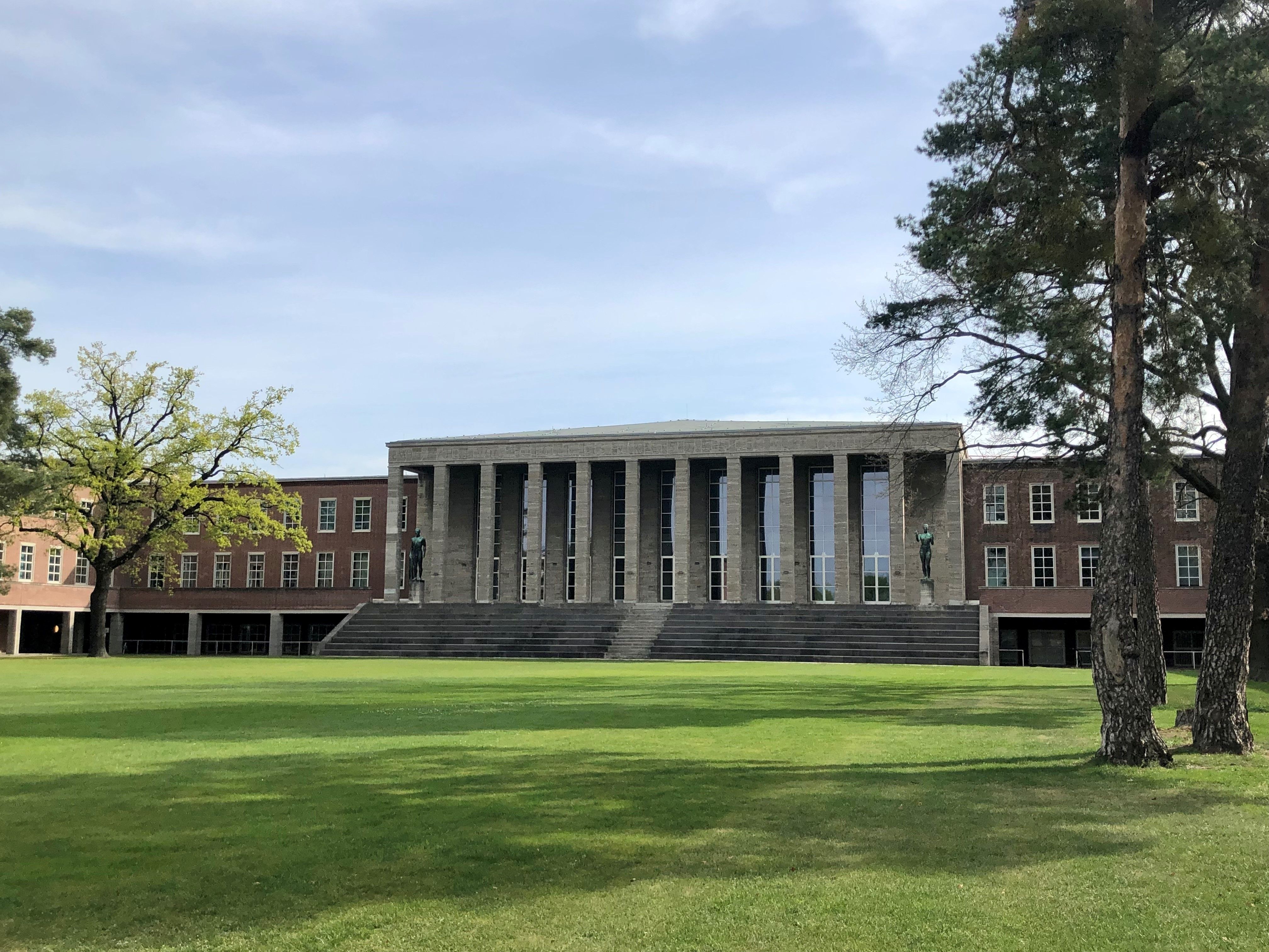 Die Poelchau-Oberschule im Olympiapark.
