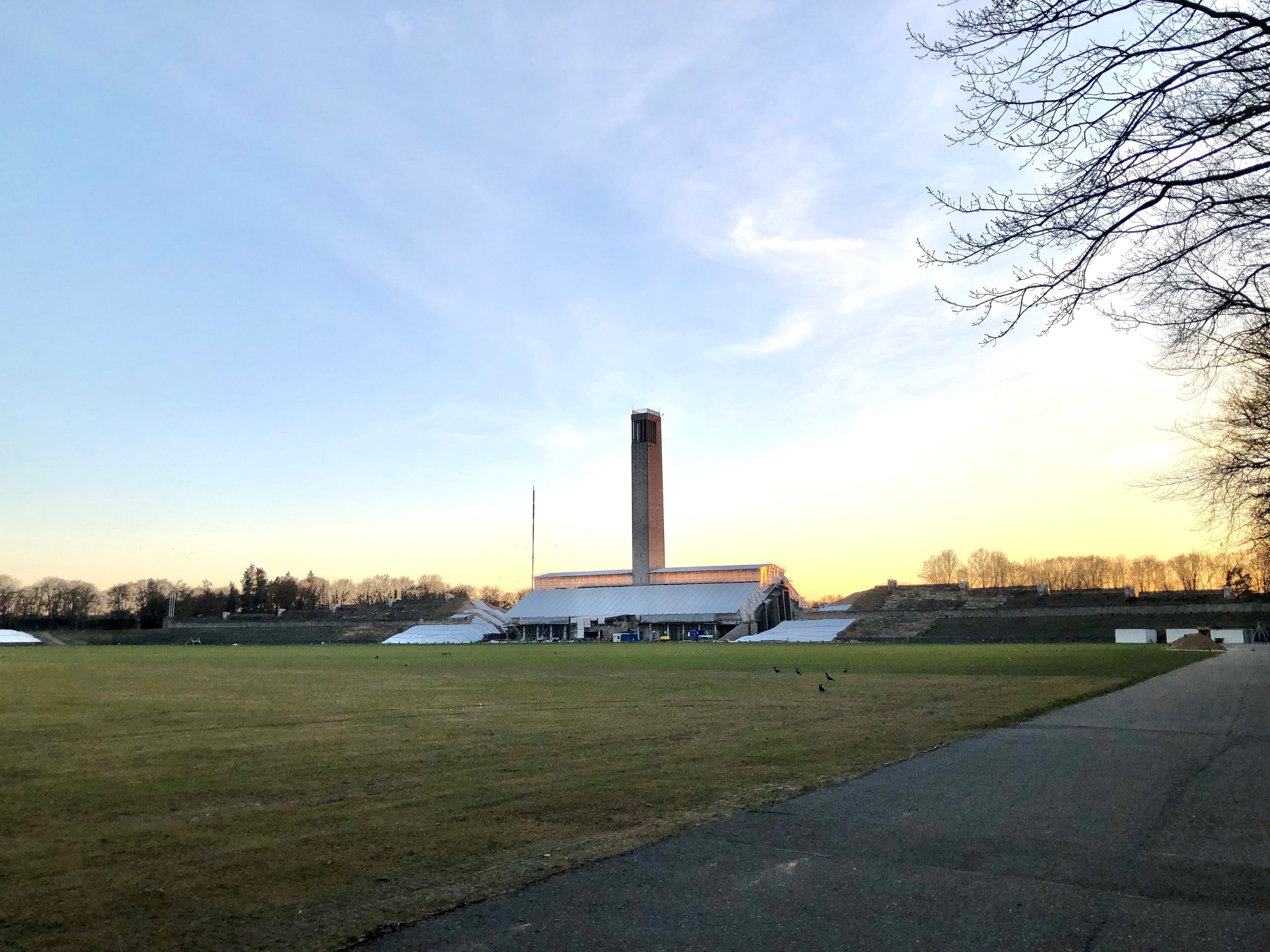 Maifeld mit Glockenturm und Langemarckhallen