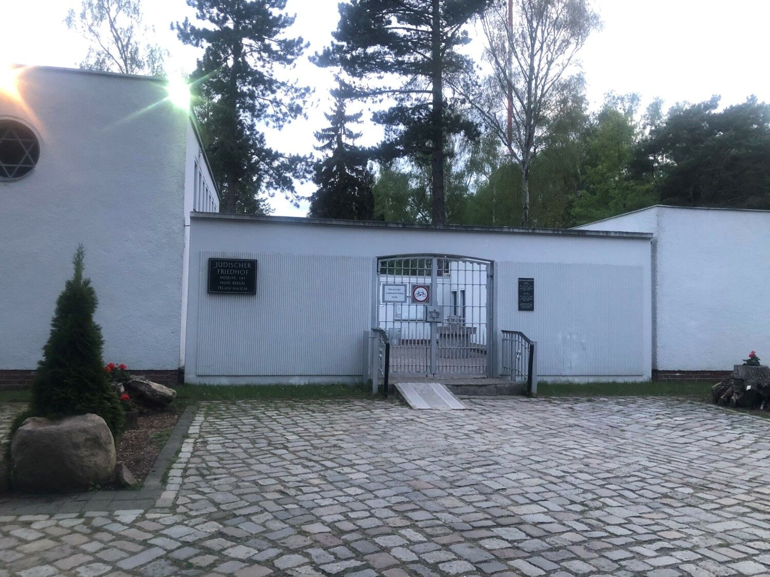 Eingang zum Friedhof.