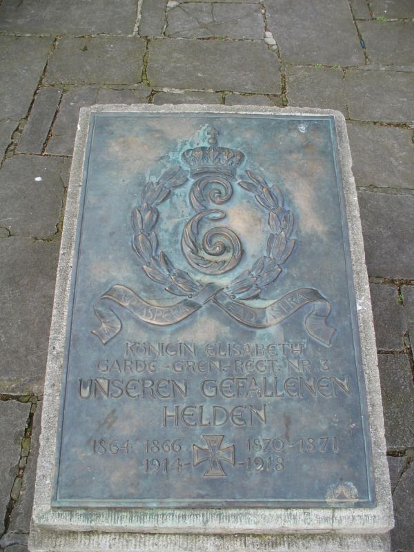 Bronzetafel vor dem Gefallenendenkmal, 6.4.2010