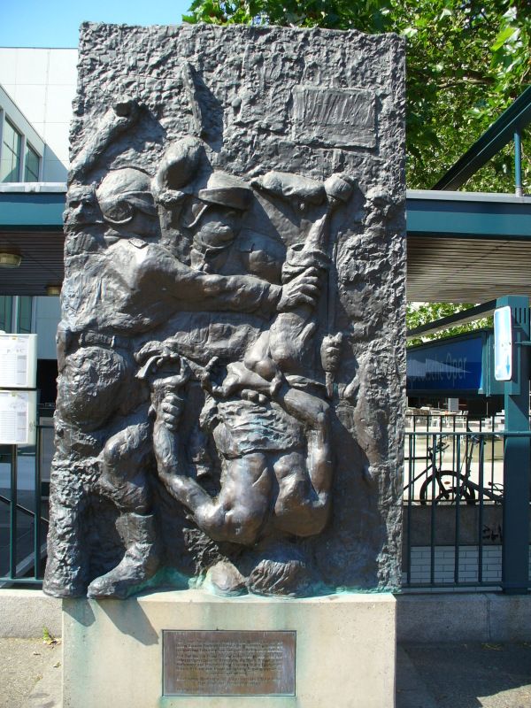 Gedenkrelief "Tod des Demonstranten"