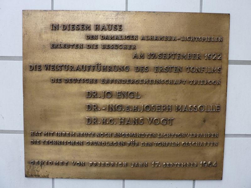 Gedenktafel zur Welturaufführung des ersten Tonfilms im damaligen Kino Alhambra, 10.2.2011