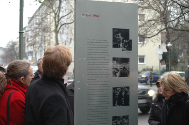 Enthüllung der Informationstafel am 12.12.2008 mit Bezirksbürgermeisterin Monika Thiemen, Kulturstaatssekretär André Schmitz und BVV-Vorsteherin Dr. Marianne Suhr