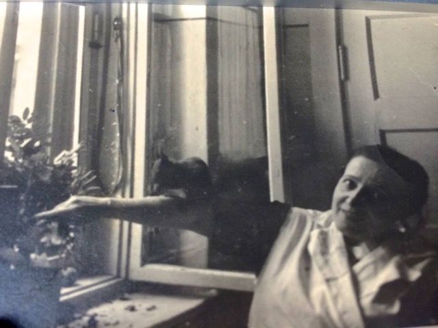 Margarete Aronhold mit Eichhörnchen Peterle