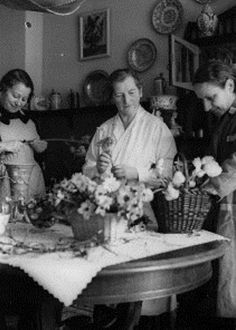 Franziska Bruck in ihrer Schule für Blumenkunst